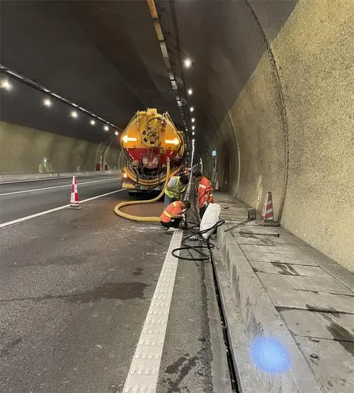 卡若隧道排水渠清淤